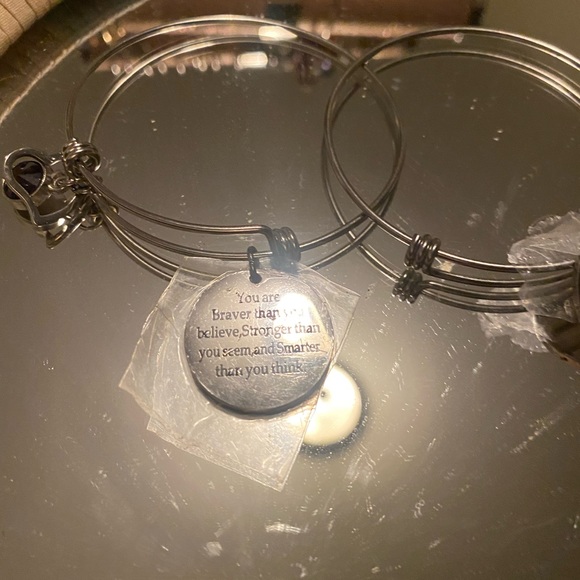 Lots of gifts for family members - Picture 6 of 9